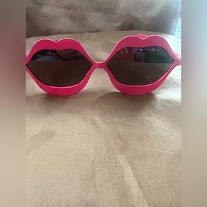 Retro lips sunglasses